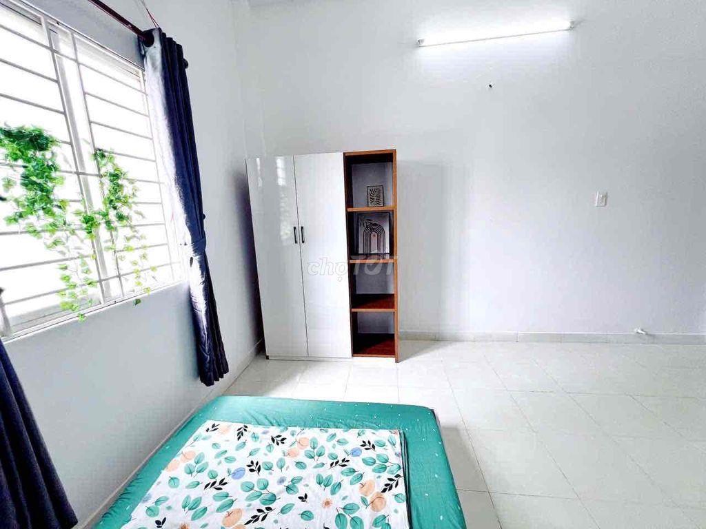 Phòng cửa số gió trời gần đại học Maketing Quận 7