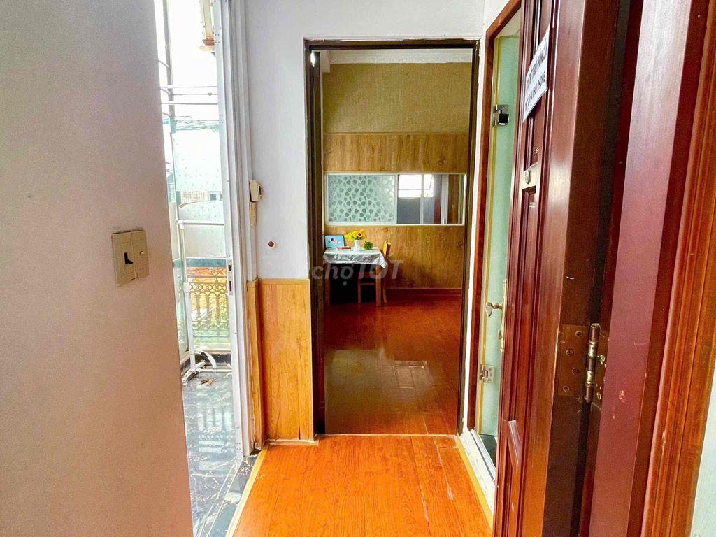 Phòng có gác full nội thất tách bếp+ ban công ở huỳnh tấn phát