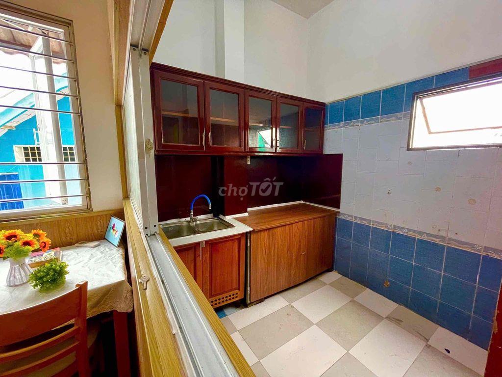 Phòng có gác full nội thất tách bếp+ ban công ở huỳnh tấn phát