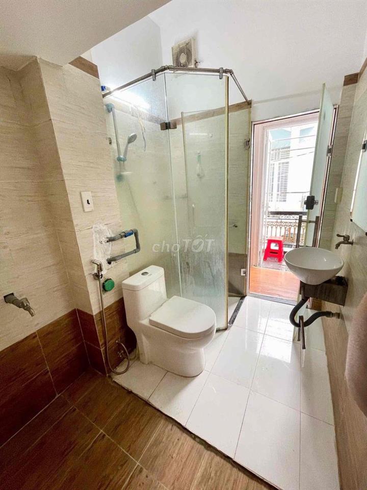 Phòng có gác full nội thất tách bếp+ ban công ở huỳnh tấn phát
