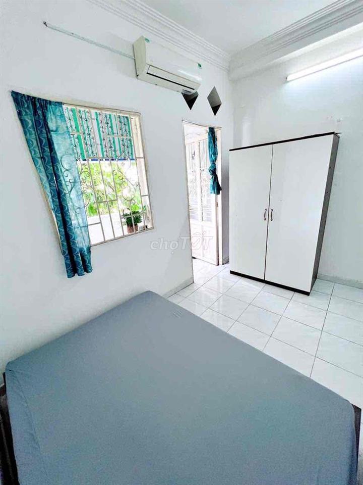 phòng ban công sau thoáng giá 3tr2 ở huỳnh tấn phát