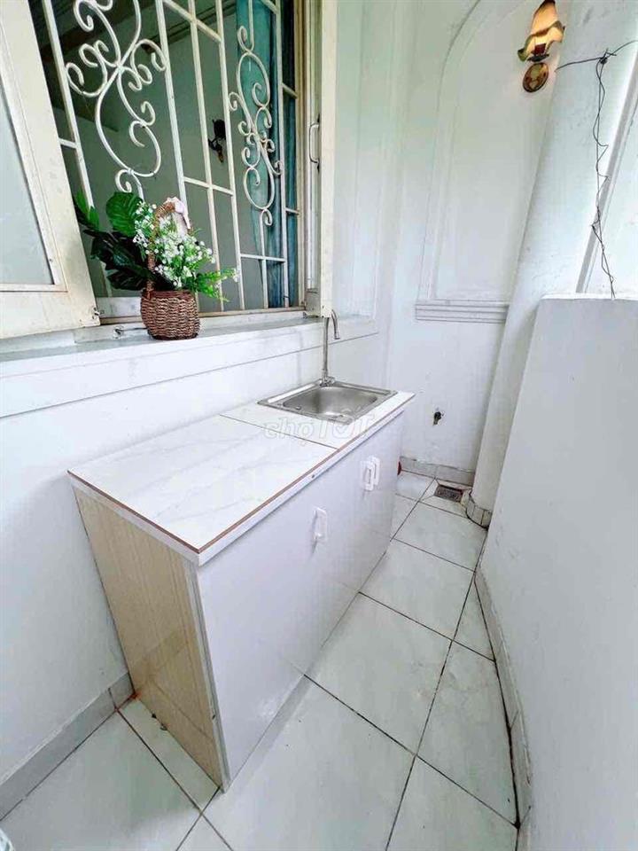 phòng ban công sau thoáng giá 3tr2 ở huỳnh tấn phát