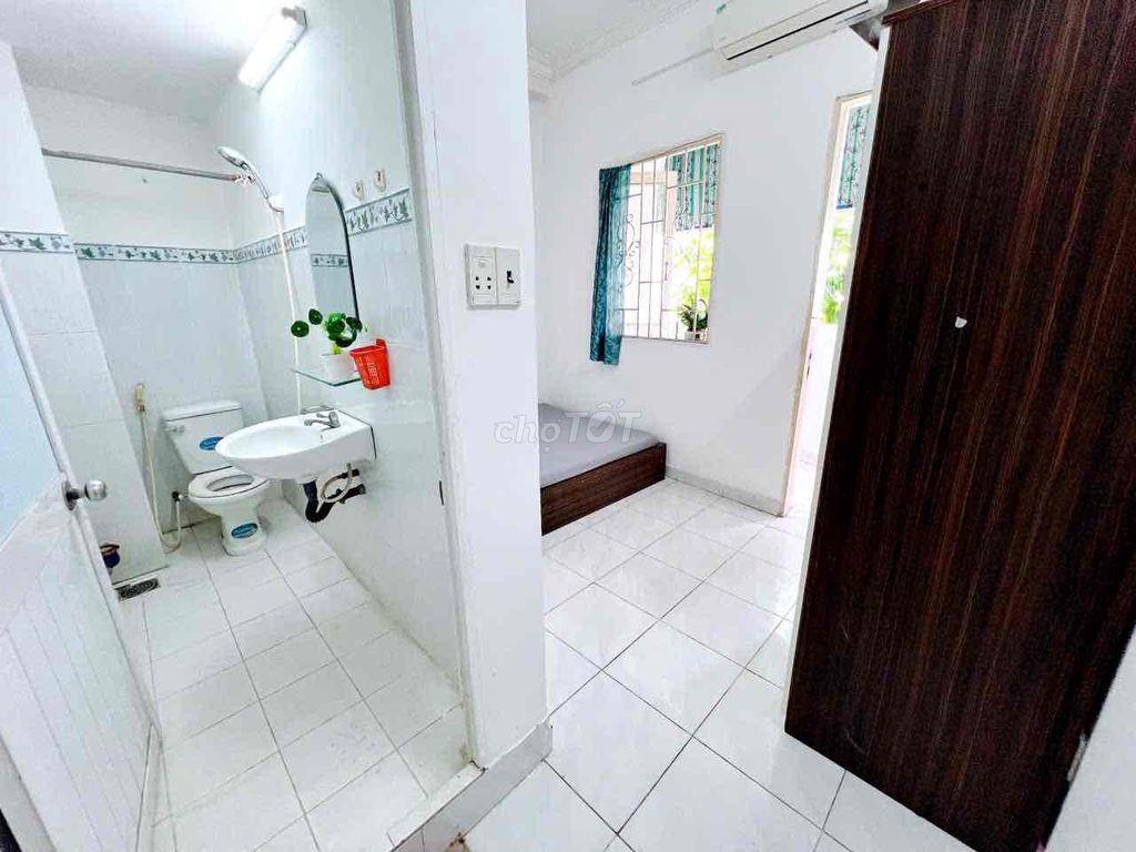phòng ban công sau thoáng giá 3tr2 ở huỳnh tấn phát