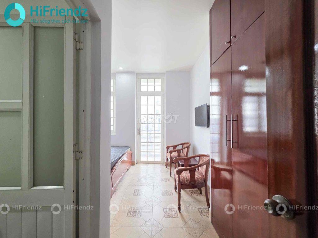 phòng có ban công ánh sáng trời ở huỳnh tấn phát