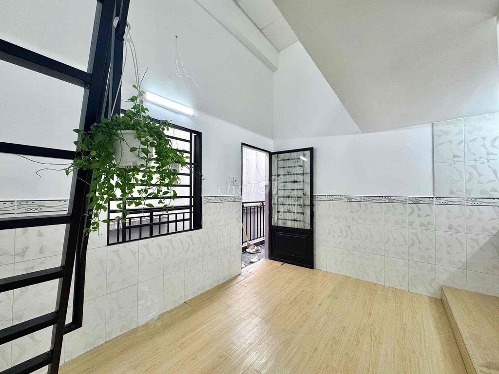 Trống Phòng Duplex Gác Cao Rộng Bancol Ngay Lê Thúc Hoạch