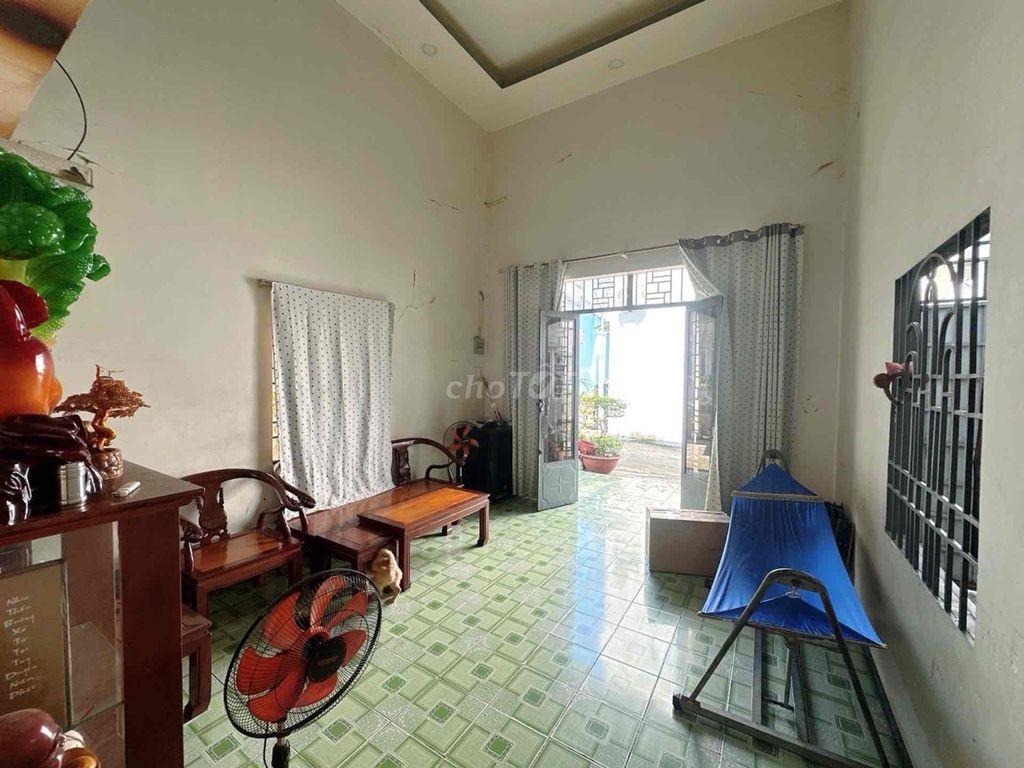 Nhà trung tâm Q9 cũ, giá tốt, công chứng ngay.