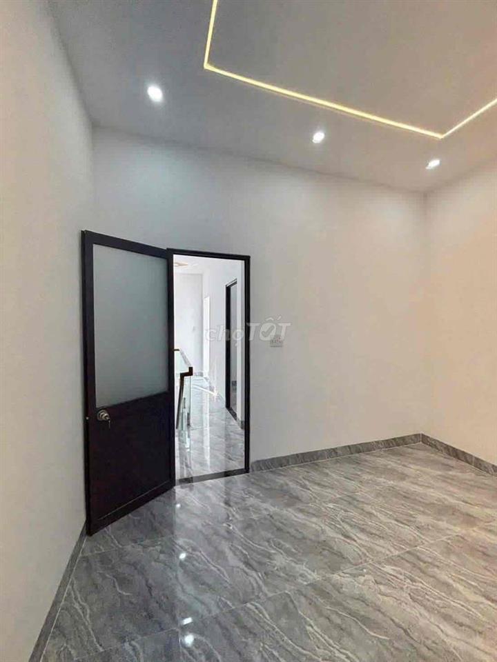 Nhà mới đã hoàn công 4x11 hẻm xe hơi 1 tỷ050tr tại Long An