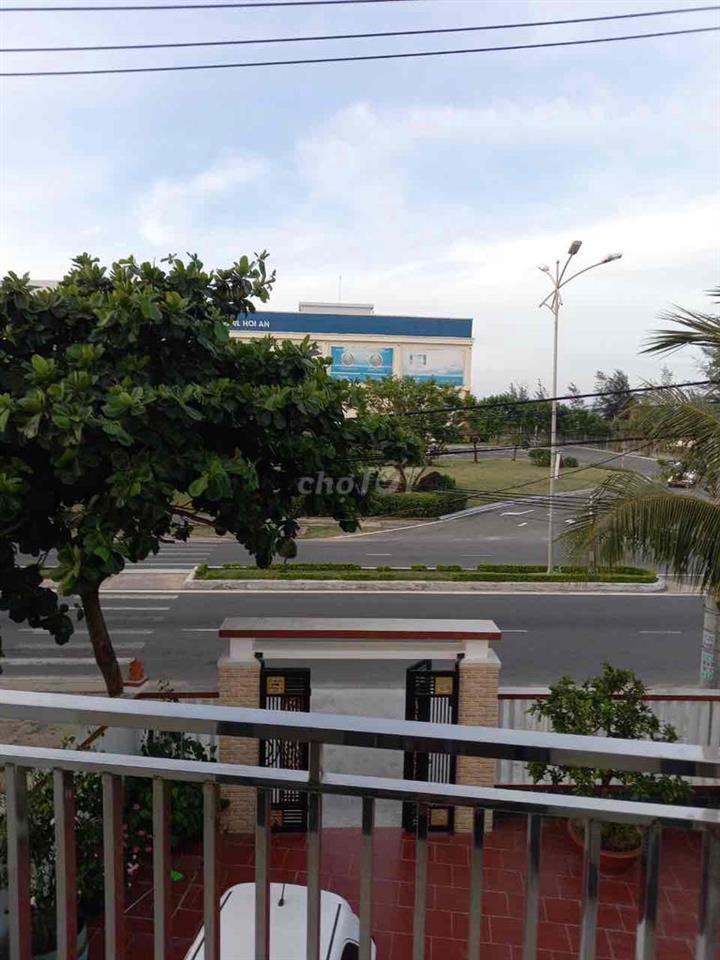 Thuê Nhà Tầng 2, Mặt tiền đường lớn có lối đi riêng.