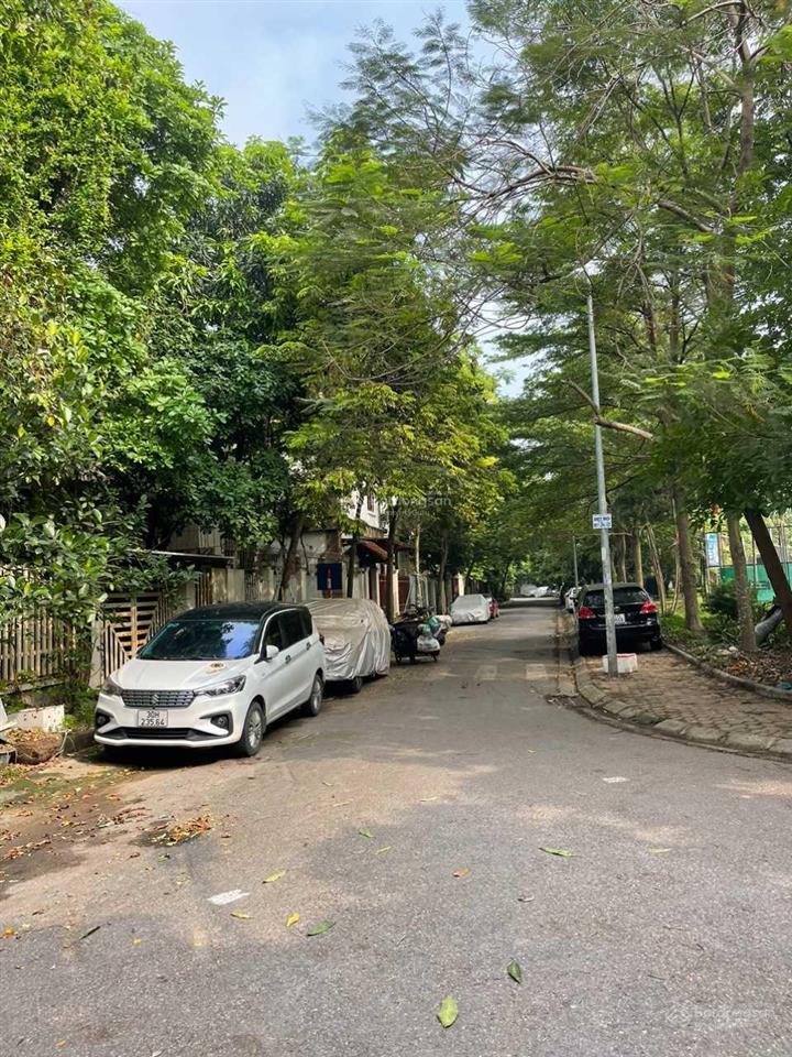 Chính chủ cần bán biệt thự lô góc vườn hoa làng việt kiều châu âu 4xtỷ 0989 325 *** 0946 815 ***