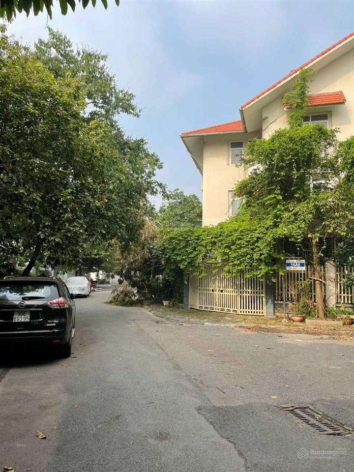 Chính chủ cần bán biệt thự lô góc vườn hoa làng việt kiều châu âu 4xtỷ 0989 325 *** 0946 815 ***