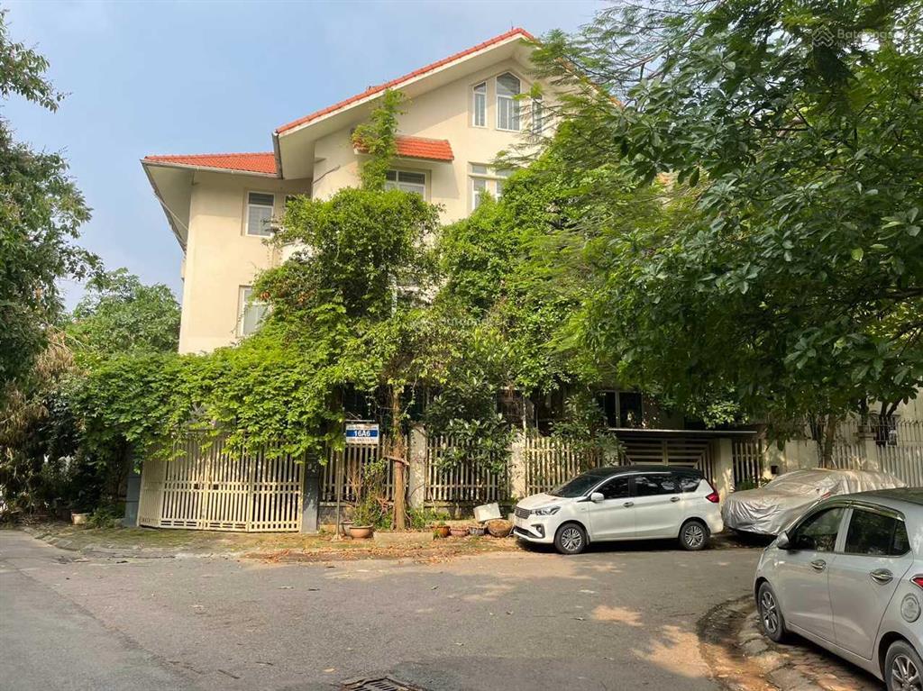 Chính chủ cần bán biệt thự lô góc vườn hoa làng việt kiều châu âu 4xtỷ 0989 325 *** 0946 815 ***