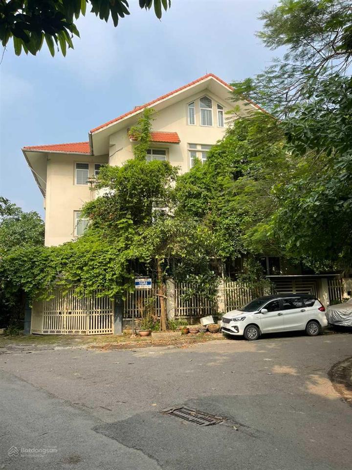 Chính chủ cần bán biệt thự lô góc vườn hoa làng việt kiều châu âu 4xtỷ 0989 325 *** 0946 815 ***