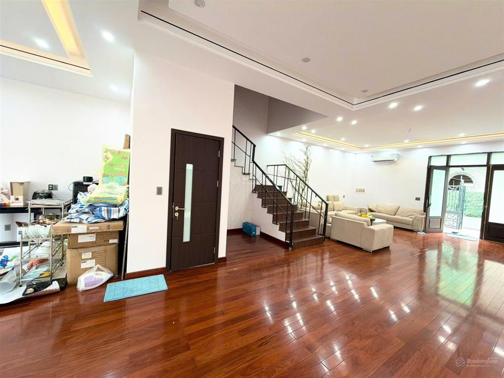 Chuyển nhượng bt song lập hoàng gia vũ yên 180m2, full nội thất view hồ, giá 16.6 tỷ