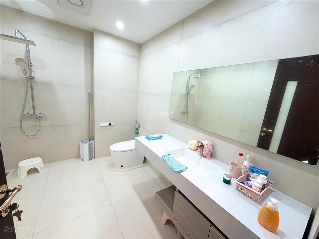 Chuyển nhượng bt song lập hoàng gia vũ yên 180m2, full nội thất view hồ, giá 16.6 tỷ