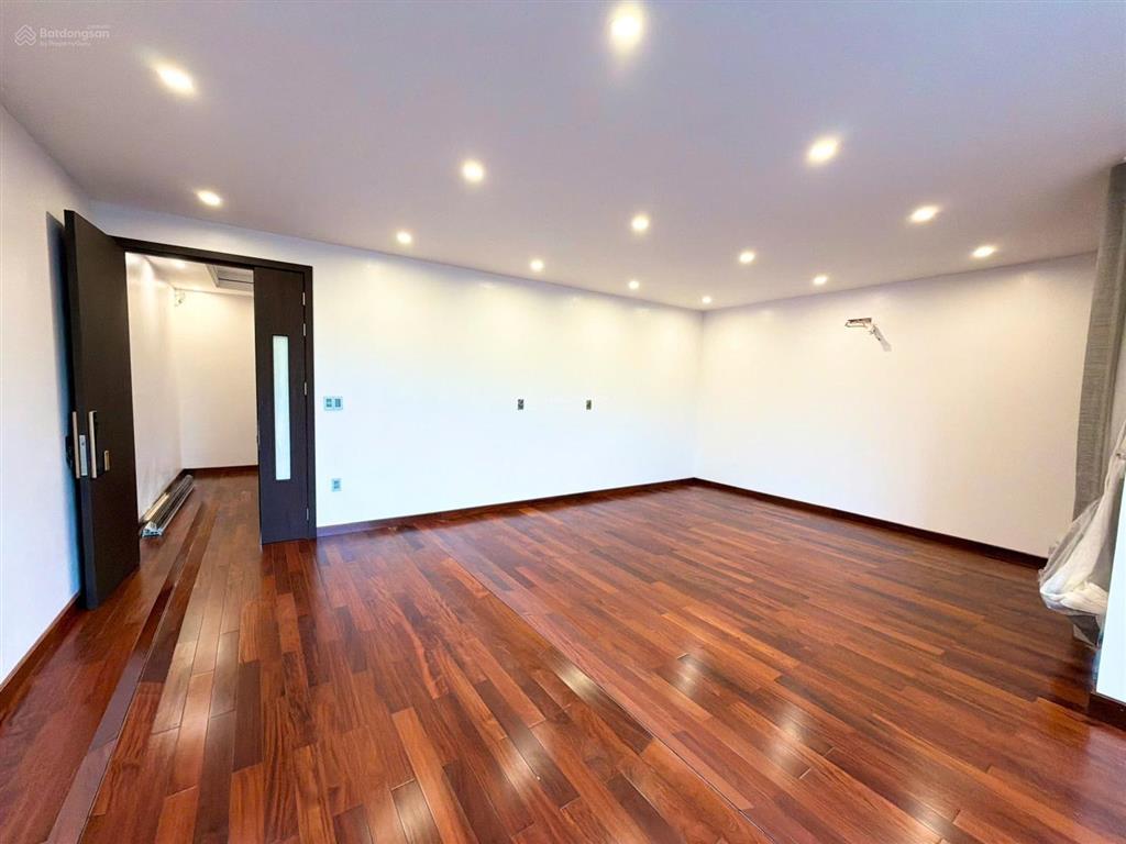 Chuyển nhượng bt song lập hoàng gia vũ yên 180m2, full nội thất view hồ, giá 16.6 tỷ