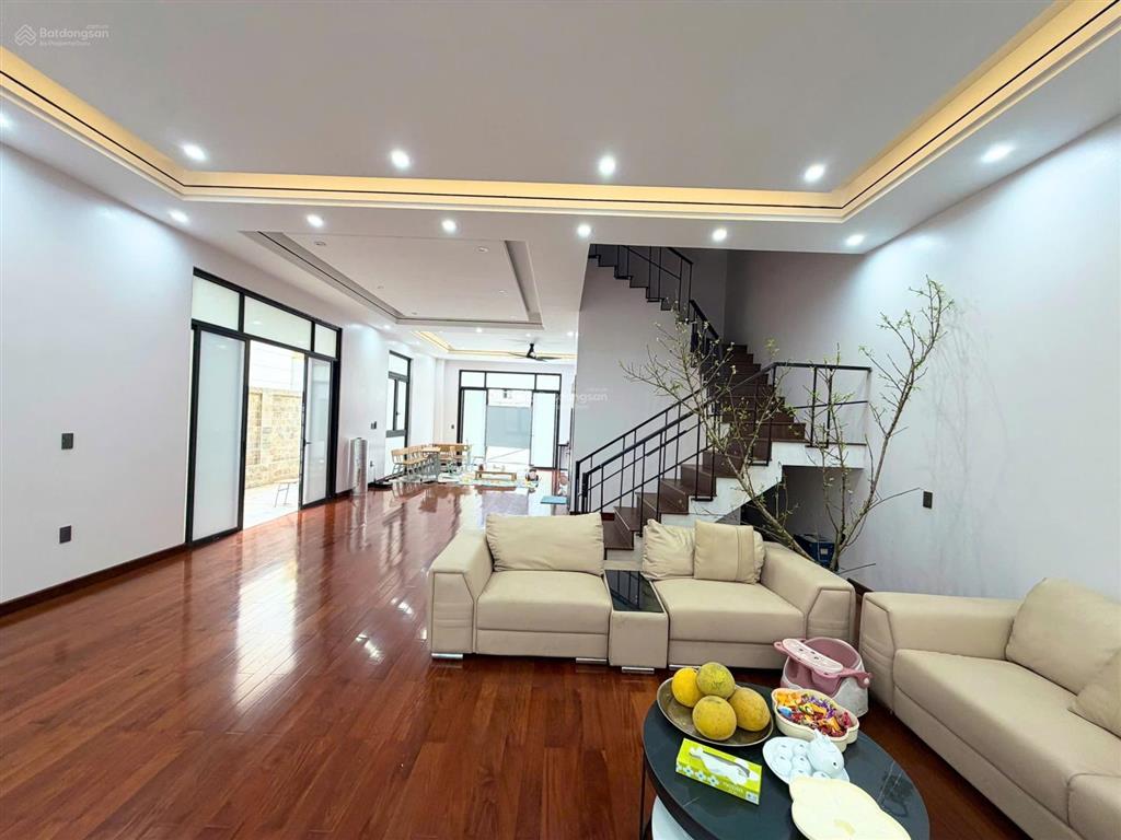 Chuyển nhượng bt song lập hoàng gia vũ yên 180m2, full nội thất view hồ, giá 16.6 tỷ