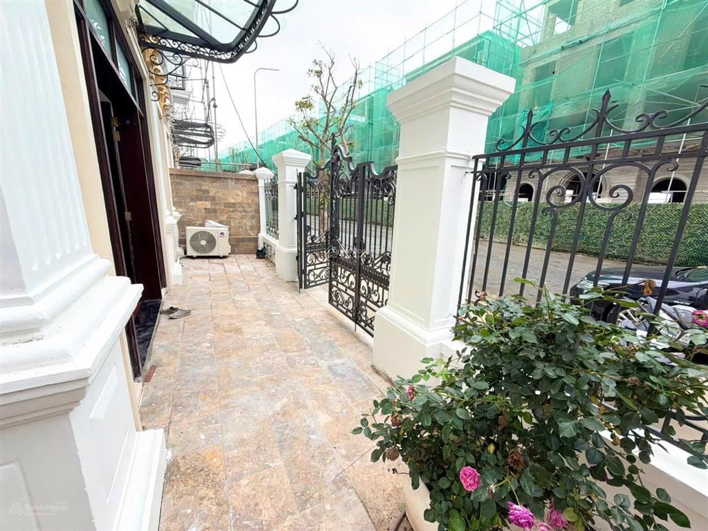 Chuyển nhượng bt song lập hoàng gia vũ yên 180m2, full nội thất view hồ, giá 16.6 tỷ