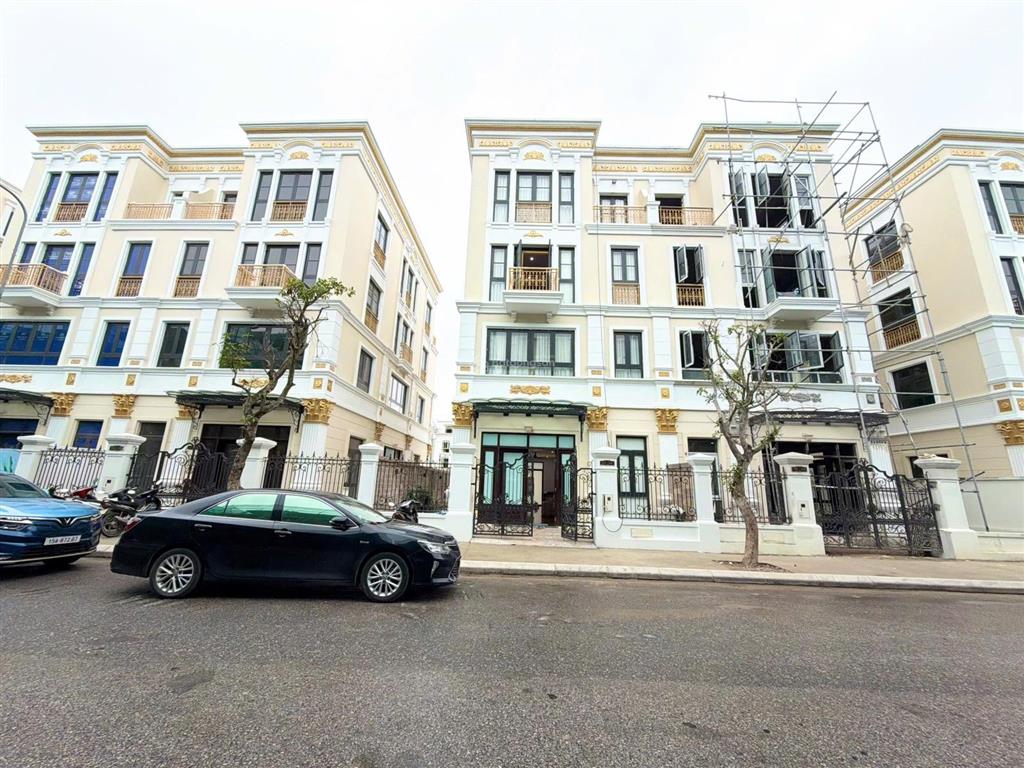 Chuyển nhượng bt song lập hoàng gia vũ yên 180m2, full nội thất view hồ, giá 16.6 tỷ