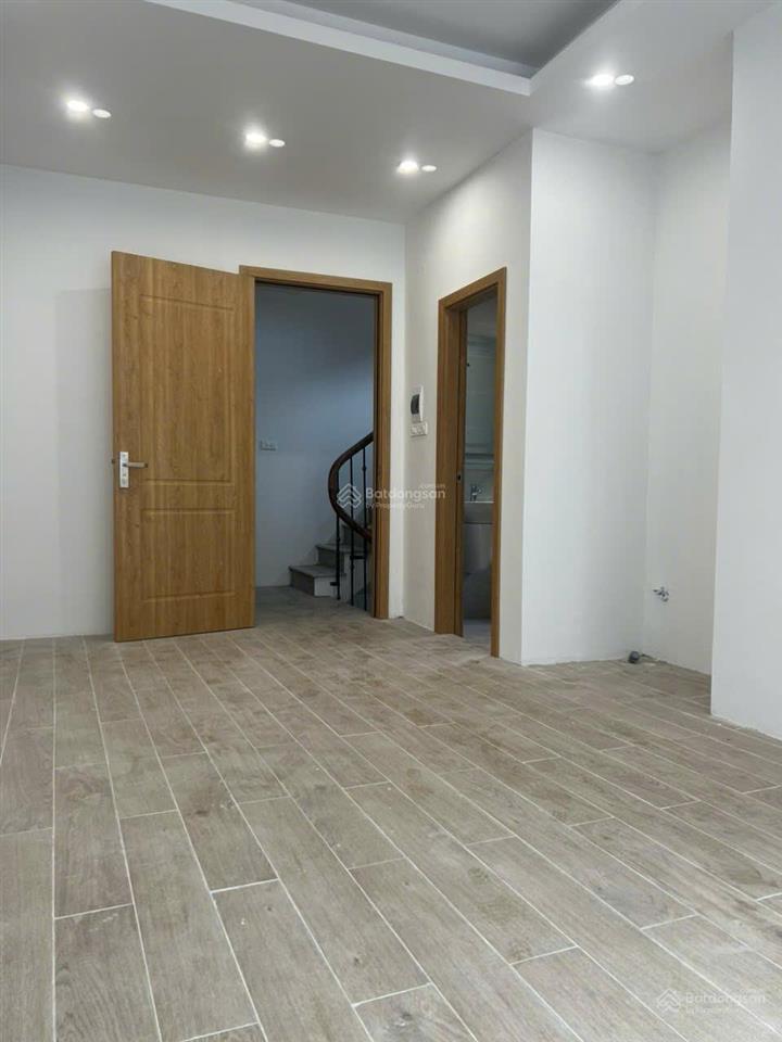 Chính chủ bán nhà đất mặt ngõ thịnh hào 1, 5 tầng+1 tum, mới xây có thang máy, ô tô đỗ  trước cửa