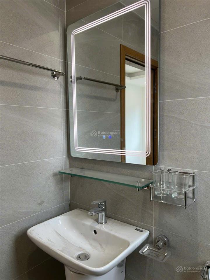 Chính chủ bán nhà đất mặt ngõ thịnh hào 1, 5 tầng+1 tum, mới xây có thang máy, ô tô đỗ  trước cửa