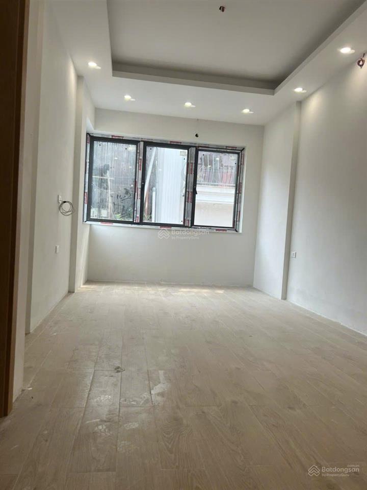 Chính chủ bán nhà đất mặt ngõ thịnh hào 1, 5 tầng+1 tum, mới xây có thang máy, ô tô đỗ  trước cửa