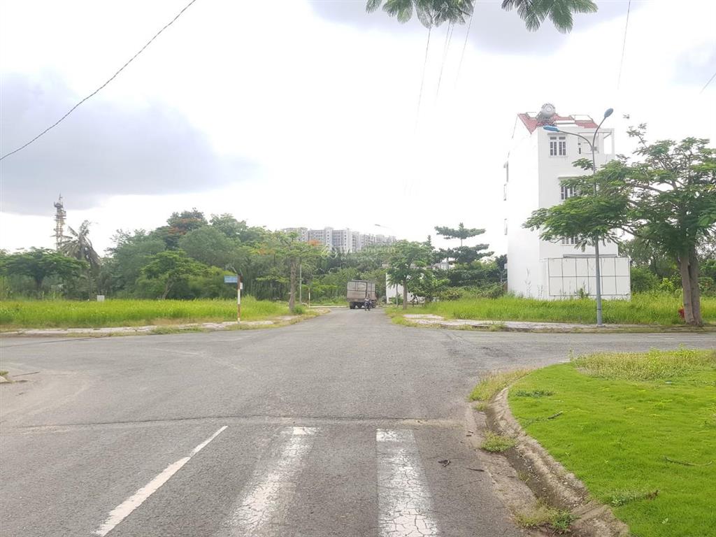 Cần bán lô góc trục chính khu topia khang điền giá 72 triệu/m2