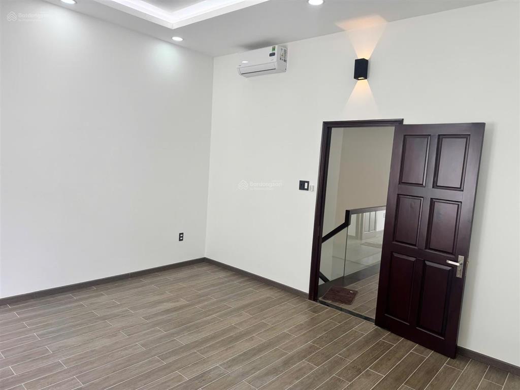Chính chủ cần bán nhanh căn hộ dịch vụ khu liên phường, giáp global city, quận 2, giá tốt