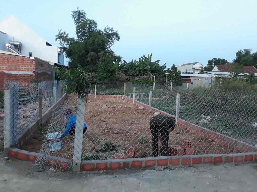 CẦN BÁN GẤP ĐẤT HẺM CHỢ PHÚ TRUNG, ĐƯỜNG NGUYỄN HUỆ, full thổ SHR