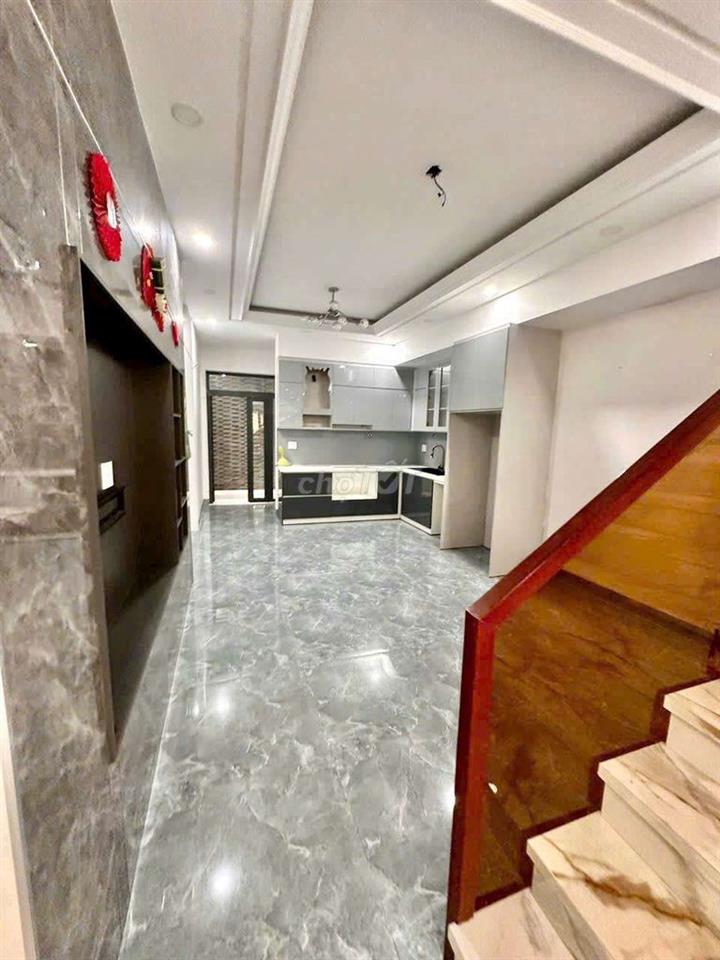 nhà đẹp dt lớn rộng rãi 5,5m ngang dài 20m , nhà mới 15triệu