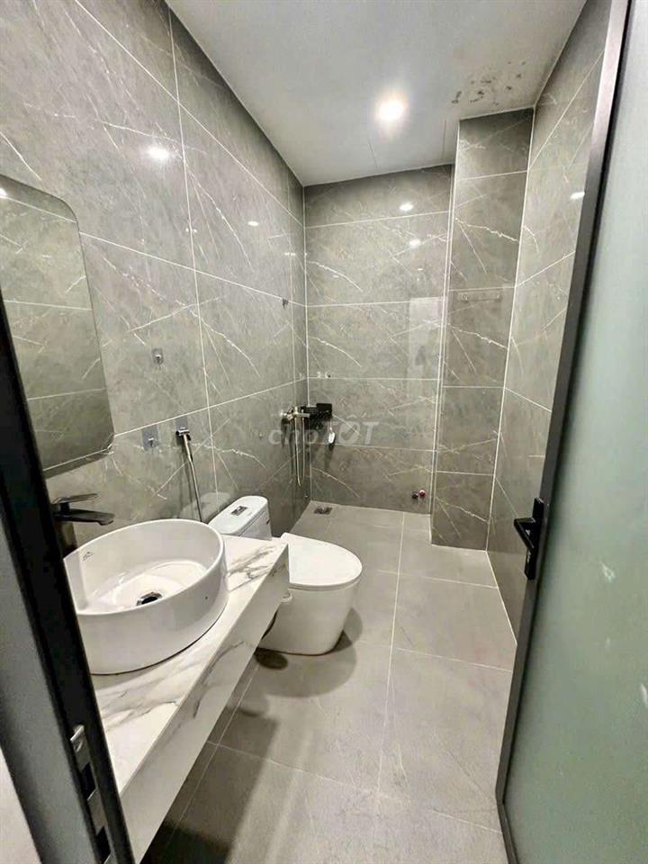 nhà đẹp dt lớn rộng rãi 5,5m ngang dài 20m , nhà mới 15triệu