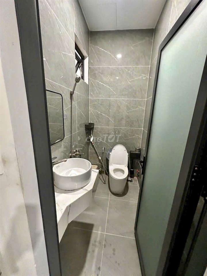 nhà đẹp dt lớn rộng rãi 5,5m ngang dài 20m , nhà mới 15triệu