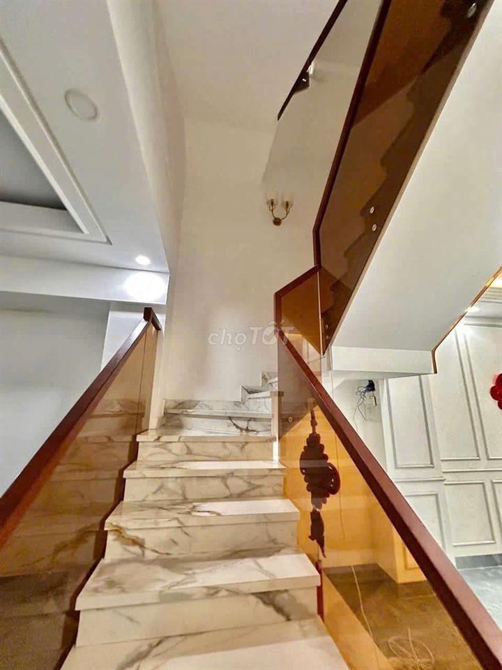 nhà đẹp dt lớn rộng rãi 5,5m ngang dài 20m , nhà mới 15triệu