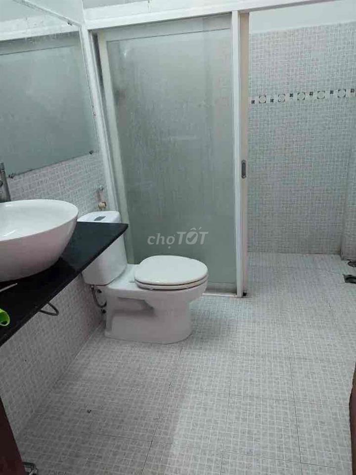 trước nhà 4m cách 20m ra 3/2  đầu 3m1 nở ngang 7m5 dài 15m trệt lầu  c