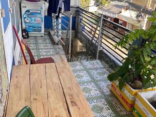 trước nhà 4m cách 20m ra 3/2  đầu 3m1 nở ngang 7m5 dài 15m trệt lầu  c