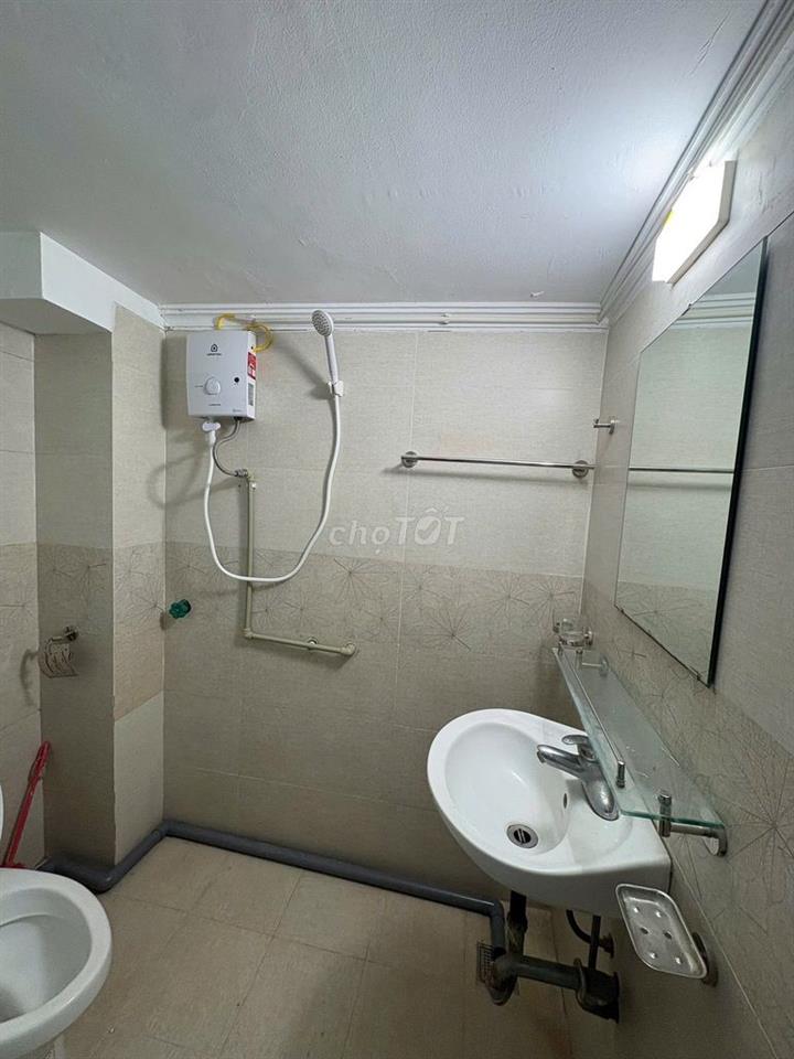 Nhà nguyên căn Hoàng Hoa Thám, cho thuê 3 phòng mới tinh, thoáng mát!