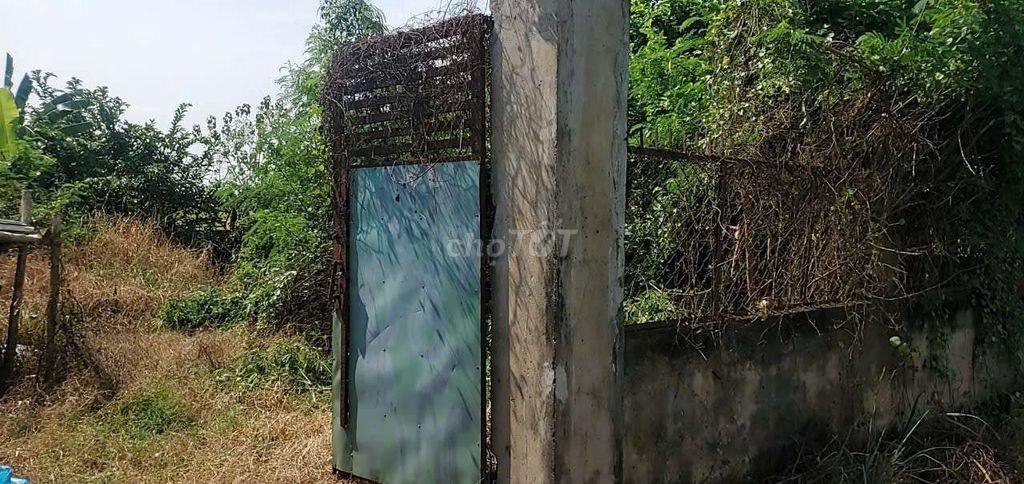 Cần bán đất vườn, có tường rào kiên cố