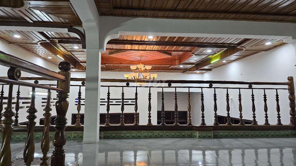 Nhà mặt tiền Kinh Doanh , Buôn Bán. Nhà gỗ xịn xò...