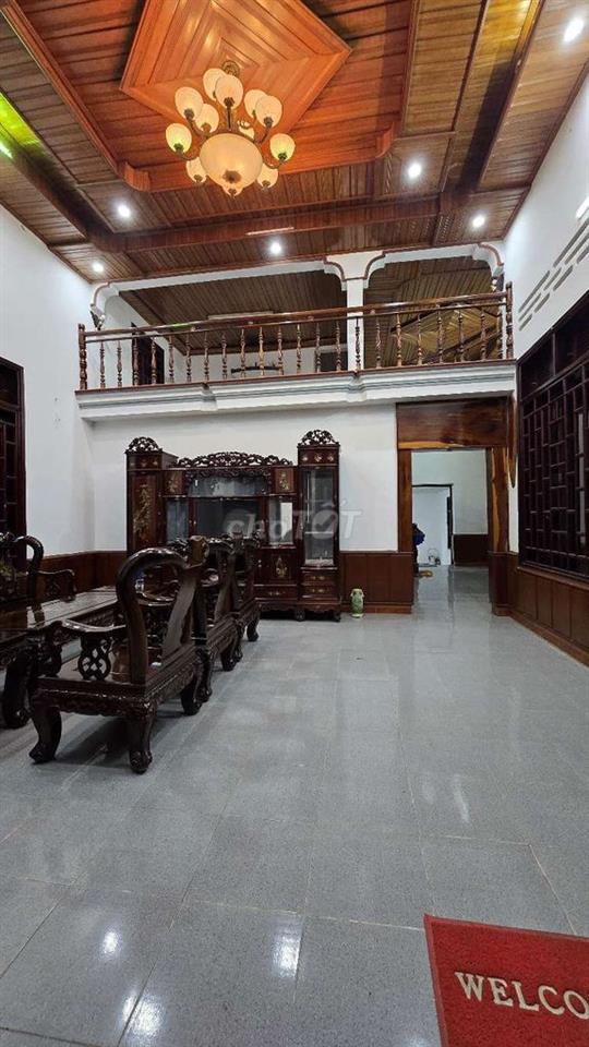 Nhà mặt tiền Kinh Doanh , Buôn Bán. Nhà gỗ xịn xò...