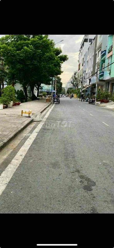 Ngang 4m dài 18m 4 tầng đường 10m vào ở ngay