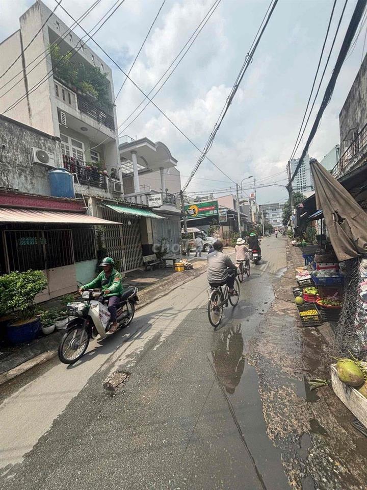 Ngang 4m dài 17m dg 8m 1 trệt 1 lầu vào ở ngay