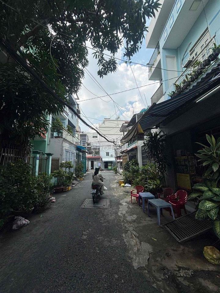Ngang 4m dài 17m dg 8m 1 trệt 1 lầu vào ở ngay