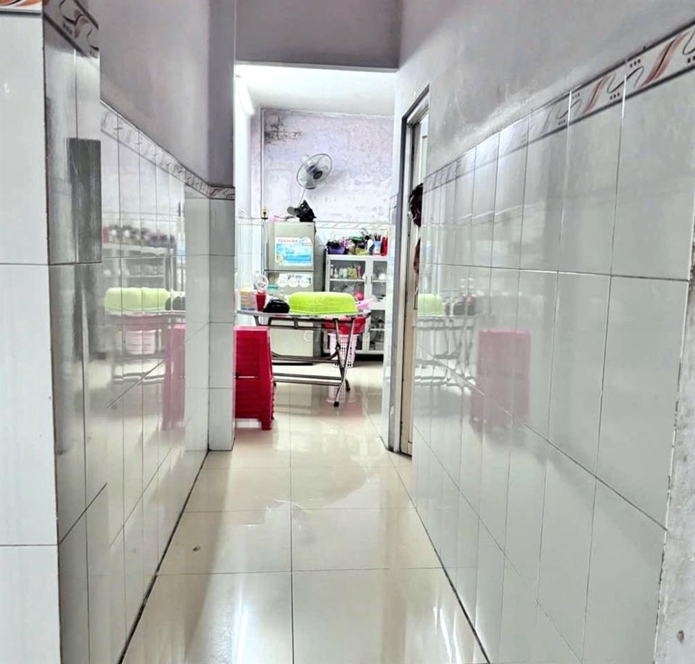 Nhà 2 tầng hẻm xe hơi có sân rộng, ở Tân Tạo, Bình Tân, DT 83m²