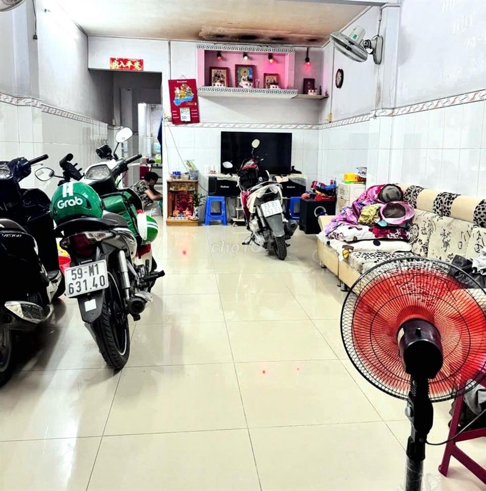 Nhà 2 tầng hẻm xe hơi có sân rộng, ở Tân Tạo, Bình Tân, DT 83m²