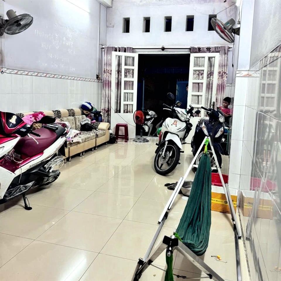 Nhà 2 tầng hẻm xe hơi có sân rộng, ở Tân Tạo, Bình Tân, DT 83m²