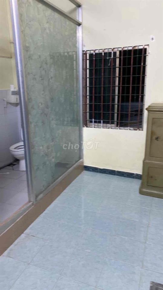 Cho nữ thuê phòng ngay mặt tiền chợ Phú Nhuận
