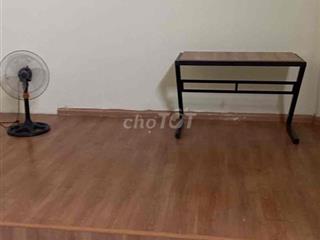 Cho nữ thuê phòng ngay mặt tiền chợ Phú Nhuận