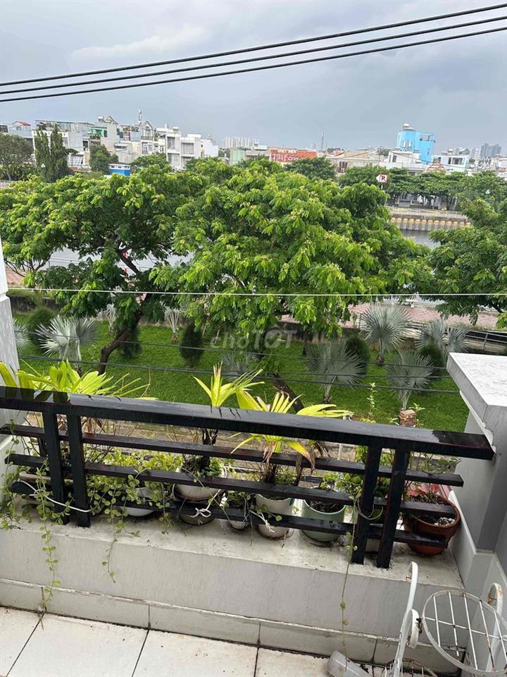 Nhà mặt tiền view sông