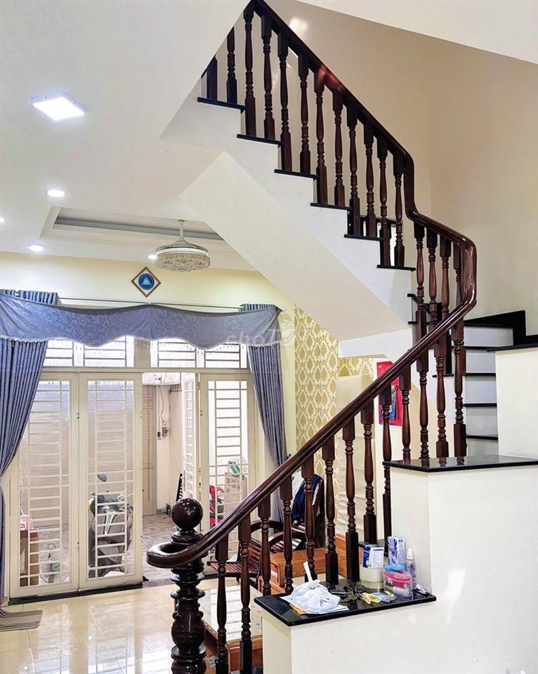 Nhà nguyên căn 1 trệt, 2 lầu, 3PN, 4wc, ở hoặc làm văn phòng