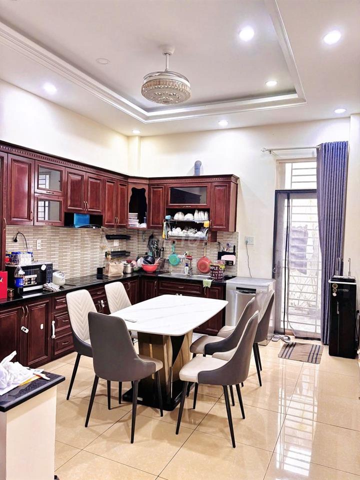 Nhà nguyên căn 1 trệt, 2 lầu, 3PN, 4wc, ở hoặc làm văn phòng