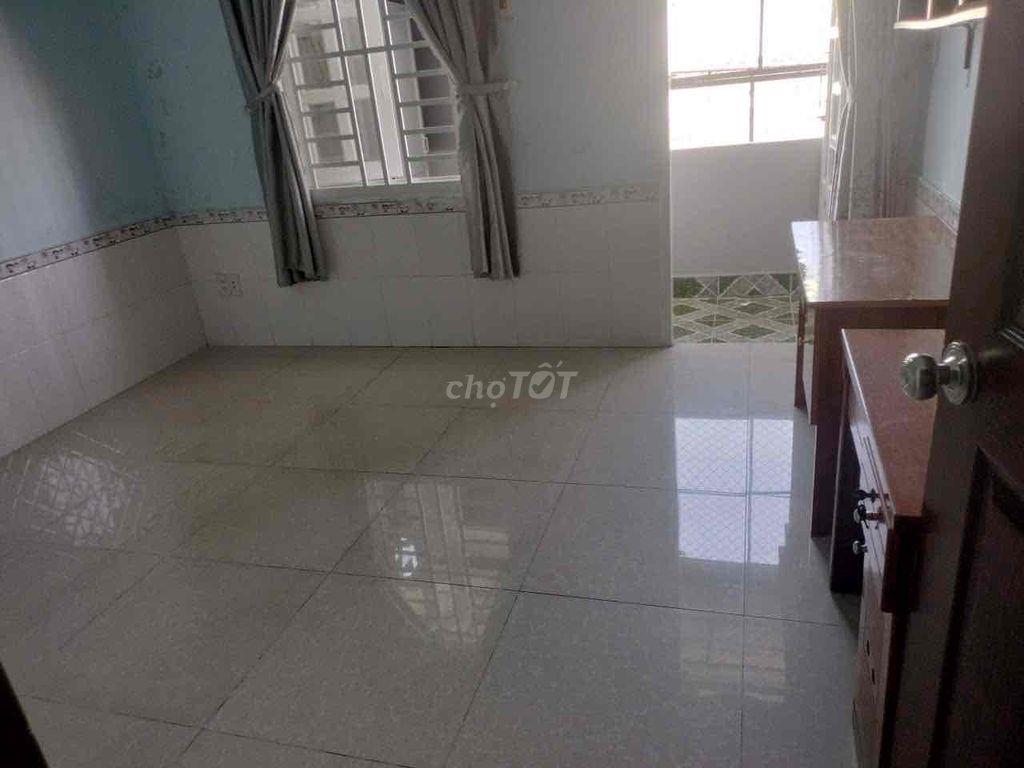 Cho thuê phòng giá rẻ có điều Hoà, ban công, vệ sinh riêng .